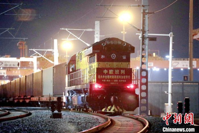 圖為中歐班列整裝待發(fā)?！＄姾擦?攝