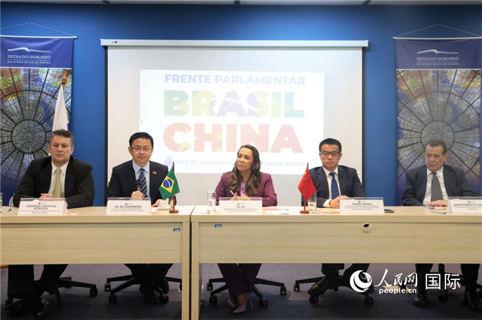 新一屆里約州巴西中國(guó)議員陣線在里約熱內(nèi)盧成立并舉行慶祝活動(dòng)，與會(huì)嘉賓在現(xiàn)場(chǎng)致辭。 人民網(wǎng)記者 時(shí)元皓攝