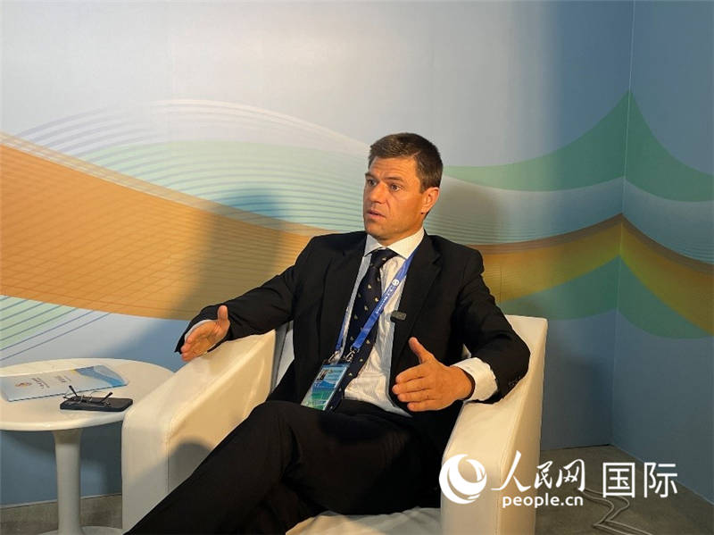 葡中工商會(huì)秘書長(zhǎng)伯納德?門迪亞接受采訪。 人民網(wǎng)記者 張榮攝