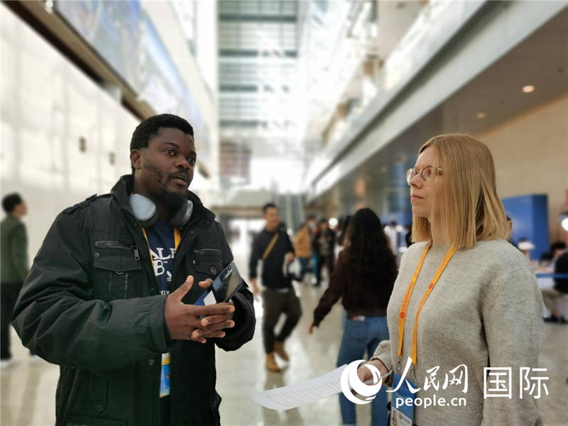 剛果（金）未來集團(tuán)廣播電視部記者雨果-恩澤扎接受人民網(wǎng)采訪。人民網(wǎng) 孫鴻宇攝