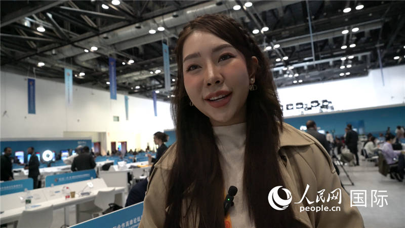 泰國TOPNEWS電視臺(tái)主播蓬薩婉?乍如潘（Phonsawan Jarupan）與記者交談。人民網(wǎng) 楊春燕攝