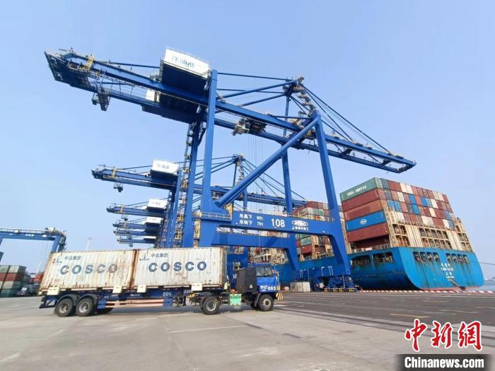 圖為海南洋浦國際集裝箱碼頭，卡車將集裝箱從后方堆場運往碼頭裝卸區(qū)?！堅潞?攝