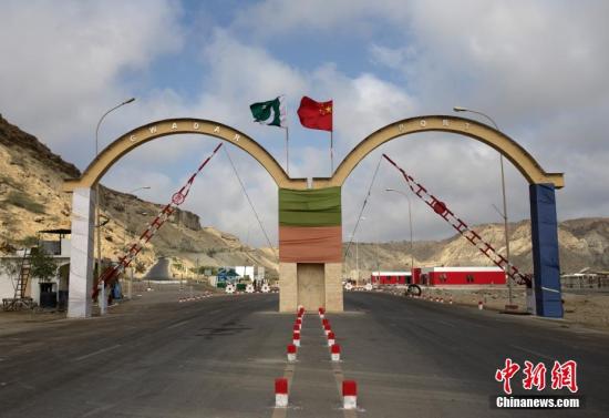 5月5日，瓜達爾港出入口的拱門。瓜達爾港是阿拉伯海沿岸的一座天然不凍良港，也是中巴經(jīng)濟走廊的南端起點。中國公司自2013年開始取得瓜達爾港的運營權(quán)，目前各項工作逐步展開。盡管自然條件差、物資匱乏，但瓜達爾卻有著重要的地理位置。瓜達爾是巴基斯坦通往波斯灣和阿拉伯海的大門，距離霍爾木茲海峽僅400公里。作為一帶一路有益補充的中巴經(jīng)濟走廊經(jīng)濟構(gòu)架的確立，使位于巴基斯坦最南端的瓜達爾港成為中巴經(jīng)濟走廊的一個重要出?？凇?lt;a target='_blank' href='/'><p  align=