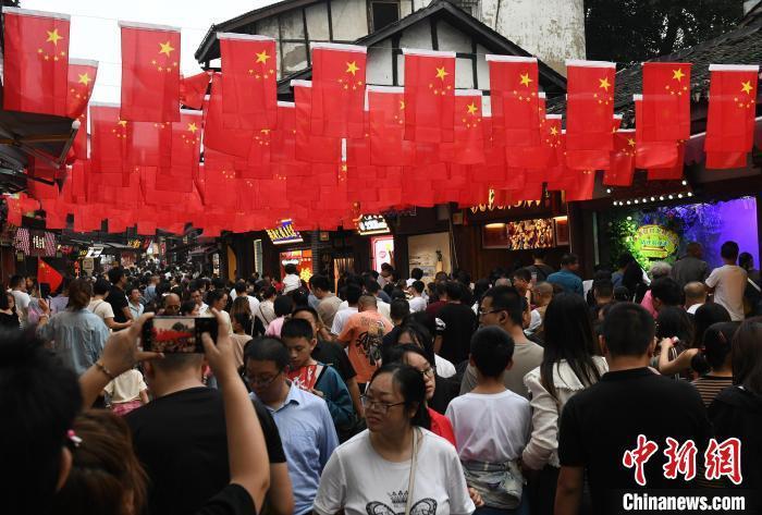 圖為重慶千年古鎮(zhèn)磁器口游人如織。<a target='_blank' href='/' ><p  align=