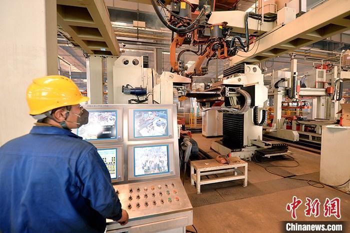 資料圖：車間內(nèi)工作人員進(jìn)行機(jī)器操作。<a target='_blank' href='/' _fcksavedurl='/'><p  align=