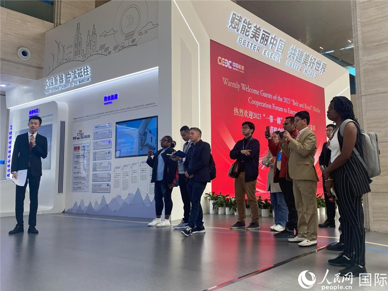 2023“一帶一路”媒體合作論壇聯(lián)合采訪團(tuán)參訪中國能建。人民網(wǎng)記者 于洋攝
