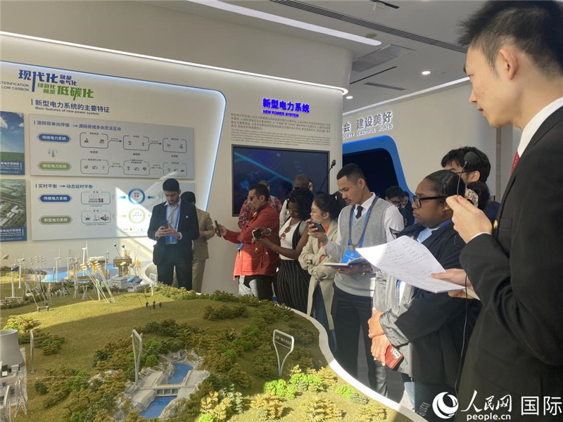 2023“一帶一路”媒體合作論壇聯(lián)合采訪團(tuán)參訪中國能建。人民網(wǎng)記者 于洋攝