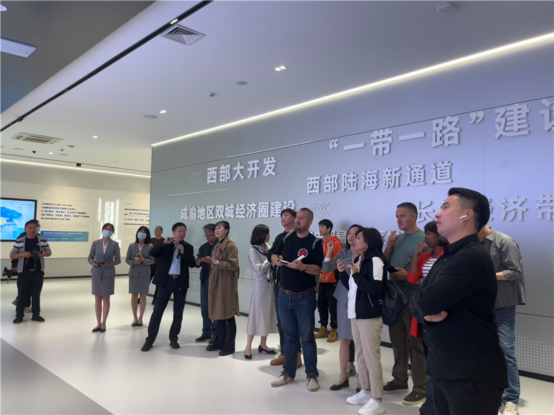 （成都國際鐵路港展廳，中外記者邊聽邊記，了解成都國際鐵路港運行情況 趙橙涔攝