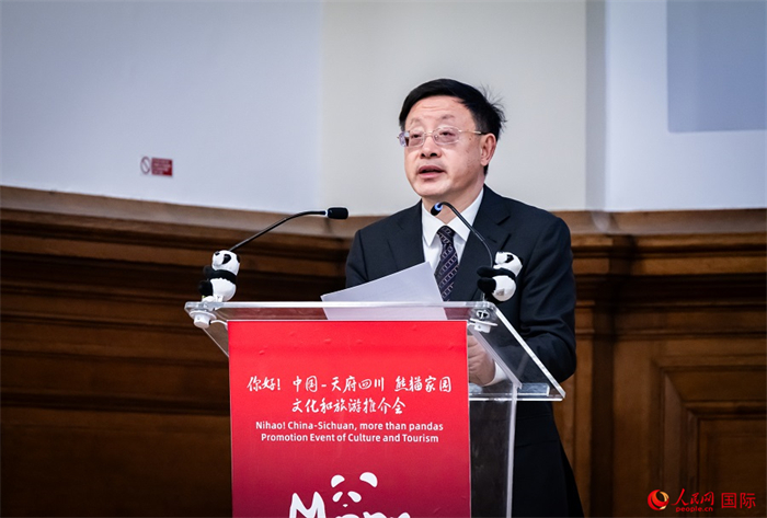 四川省文化和旅游廳廳長(zhǎng)戴允康作文化旅游推介。人民網(wǎng) 郭錦標(biāo)攝