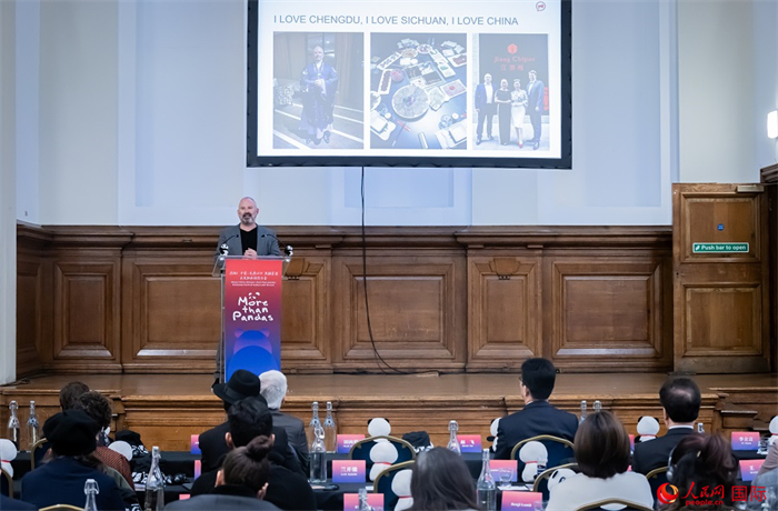 英國(guó)群英創(chuàng)意全球首席執(zhí)行官杰米·撒杰特在現(xiàn)場(chǎng)發(fā)言，分享如何進(jìn)一步提升四川旅游的國(guó)際影響力、吸引更多的英國(guó)游客。人民網(wǎng) 郭錦標(biāo)攝