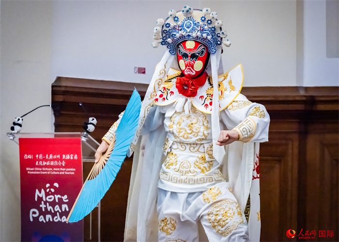 川劇絕活變臉表演。人民網(wǎng) 郭錦標(biāo)攝