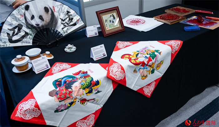 活動(dòng)現(xiàn)場(chǎng)的現(xiàn)場(chǎng)文創(chuàng)展、互動(dòng)體驗(yàn)區(qū)、非遺區(qū)展示。人民網(wǎng) 郭錦標(biāo)攝