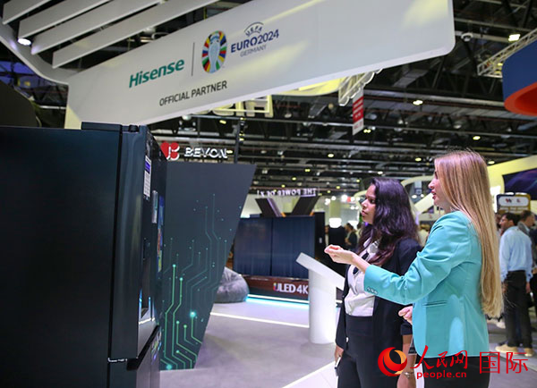 訪客在海信集團展臺參觀。人民網(wǎng) 塔里克·易卜拉欣攝