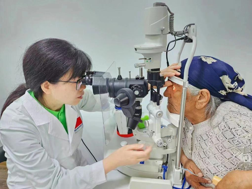 北京大學人民醫(yī)院眼科醫(yī)生鮑永珍正在為中亞白內障患者進行眼部檢查。（北京大學人民醫(yī)院供圖）