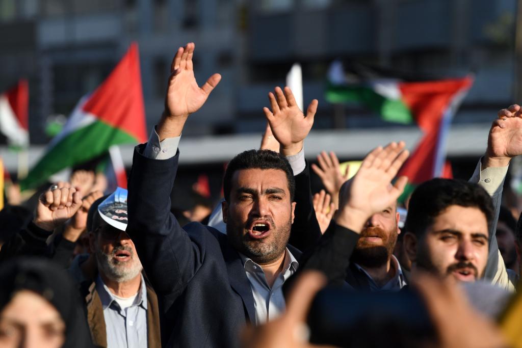 10月18日，人們在伊朗德黑蘭舉行集會。當日，突尼斯、土耳其、伊朗等多國民眾舉行集會，表達對巴勒斯坦人民的支持，并譴責針對加沙城醫(yī)院的襲擊。新華社記者 沙達提 攝