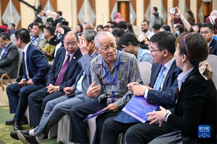 10月21日，在馬來(lái)西亞行政首都普特拉賈亞，嘉賓在第五屆中國(guó)—東盟視聽(tīng)周開(kāi)幕活動(dòng)上交談。新華社記者 程一恒 攝