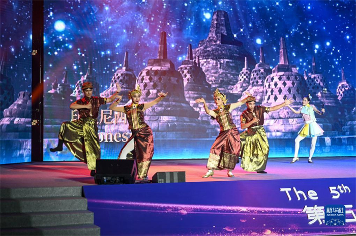 10月21日，在馬來(lái)西亞行政首都普特拉賈亞，演員在第五屆中國(guó)—東盟視聽(tīng)周開(kāi)幕活動(dòng)上表演。新華社記者 程一恒 攝