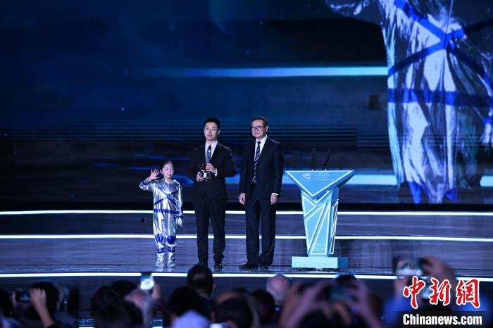 10月21日，2023雨果獎(jiǎng)在成都揭曉。中國科幻作家海漄憑小說《時(shí)空畫師》獲2023雨果獎(jiǎng)“最佳短中篇小說”。　圖片由第81屆世界科幻大會(huì)組委會(huì)提供