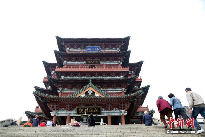 資料圖：中國(guó)農(nóng)歷九月初九，重陽(yáng)佳節(jié)。民眾來(lái)到位于江西南昌的滕王閣旅游區(qū)，登高祈福。<a target='_blank' href='/'><p  align=