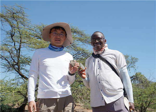 新發(fā)現(xiàn)的典型勒瓦婁哇石核和勒瓦婁哇尖狀器。中肯聯(lián)合考古隊(duì)供圖