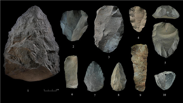 石制品 1.手斧 2、4、5.勒瓦婁哇石核（循環(huán)剝片法、優(yōu)先剝片法）3.勒瓦婁哇石葉石核 6.勒瓦婁哇石葉 7、8.勒瓦婁哇尖狀器 9.石葉 10.錐形石葉石核。中肯聯(lián)合考古隊(duì)供圖