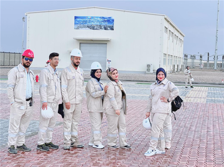 部分伊拉克員工合影。中國石油工程建設(shè)有限公司供圖