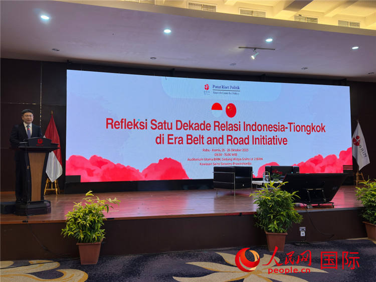 中國(guó)駐印尼使館臨時(shí)代辦周侃公使發(fā)表主旨演講。人民網(wǎng)記者 曹師韻攝