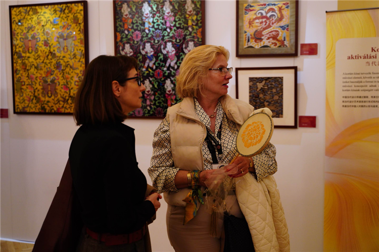 游客觀賞。布達(dá)佩斯中國(guó)文化中心供圖