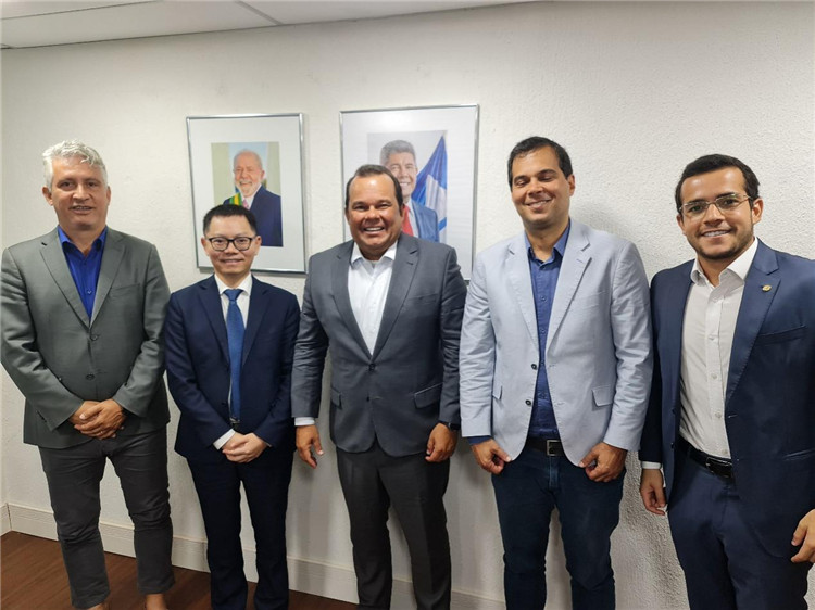 巴伊亞州副州長杰拉爾多·儒尼奧爾（中）與中國—巴伊亞州礦業(yè)委員會主要成員合影。巴西巴伊亞州“中國—巴伊亞州礦業(yè)委員會”供圖