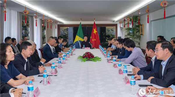 當(dāng)?shù)貢r(shí)間10月23日，國(guó)務(wù)院僑務(wù)辦公室主任陳旭（中）在巴西里約熱內(nèi)盧出席國(guó)務(wù)院僑辦代表團(tuán)與里約僑界座談會(huì)。  王天聰 攝