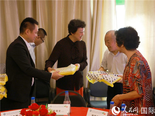當(dāng)?shù)貢r(shí)間10月23日，國(guó)務(wù)院僑務(wù)辦公室主任陳旭（中）在巴西華人文化交流協(xié)會(huì)會(huì)館出席里約僑界舉辦的重陽(yáng)節(jié)敬老聯(lián)歡活動(dòng)，并為里約僑界長(zhǎng)者代表送上慰問(wèn)品。  人民網(wǎng)記者 陳海琪攝