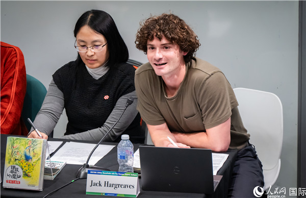 4、英國漢學(xué)家沈如風(fēng)對中國文學(xué)譯作的未來充滿期待。郭錦標(biāo)攝