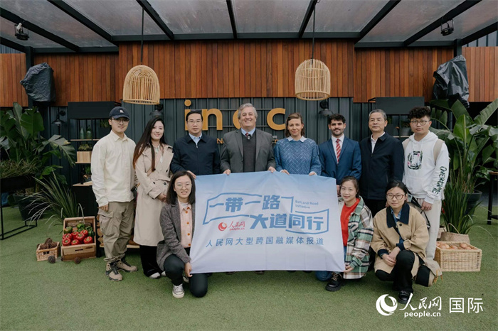 在烏拉圭第118屆普拉多牧農(nóng)業(yè)國際博覽會上，烏拉圭國家肉類協(xié)會主席與人民網(wǎng)記者合影。人民網(wǎng)記者 張若涵攝