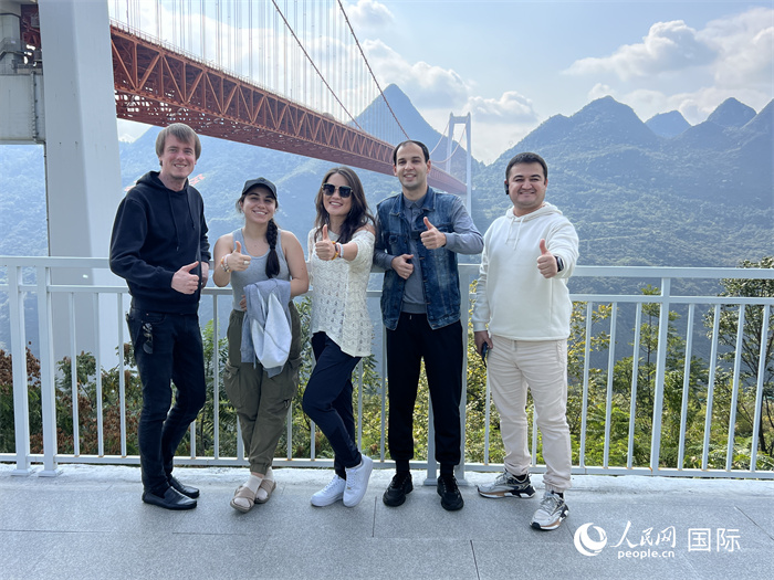 歐亞國家記者在壩陵河大橋下合影，并給大橋“點贊”。人民網(wǎng) 花放攝