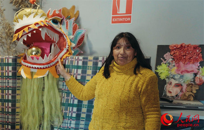 “熊貓閱覽室”一角。盧漢·梅洛為記者展示大使館贈送的龍頭。人民網記者 張若涵攝