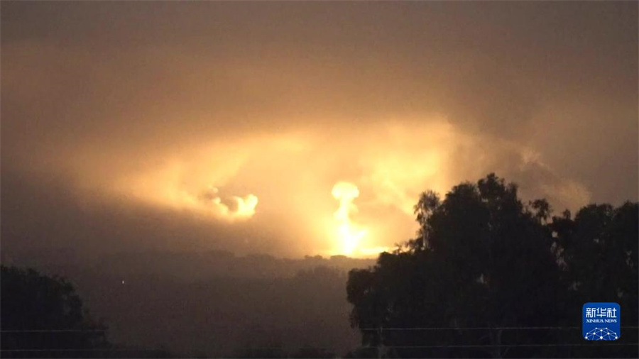 這張從以色列國防軍發(fā)布視頻中截取的圖片顯示，10月27日晚，以軍進(jìn)入加沙地帶開展地面行動。新華社發(fā)