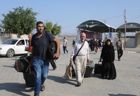   11月1日，人們?cè)诶诎都由骋粋?cè)準(zhǔn)備前往埃及。新華社發(fā)（哈立德·奧馬爾攝）