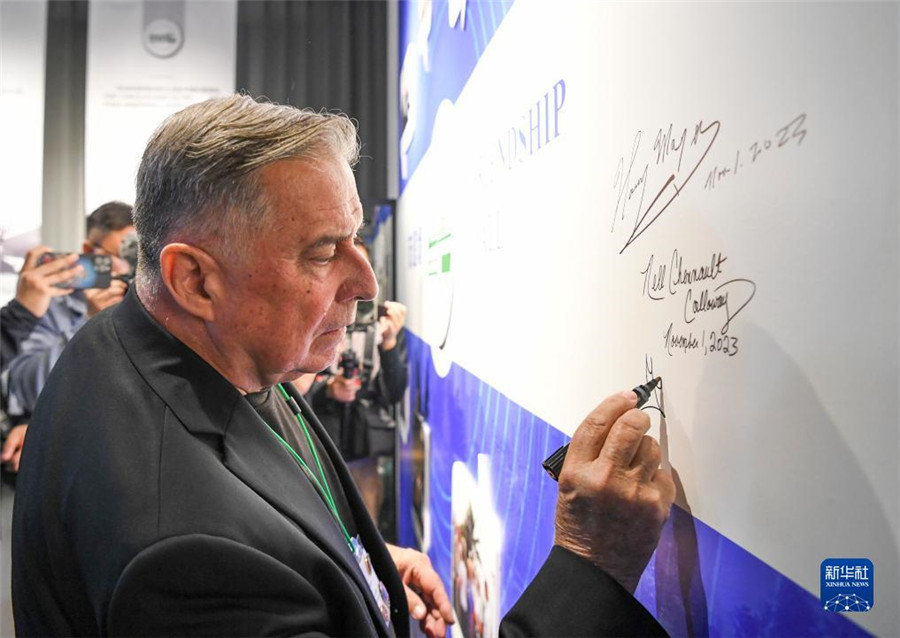 11月1日，美中航空遺產(chǎn)基金會主席格林在重慶史迪威博物館友誼墻上簽名。新華社記者 王全超 攝