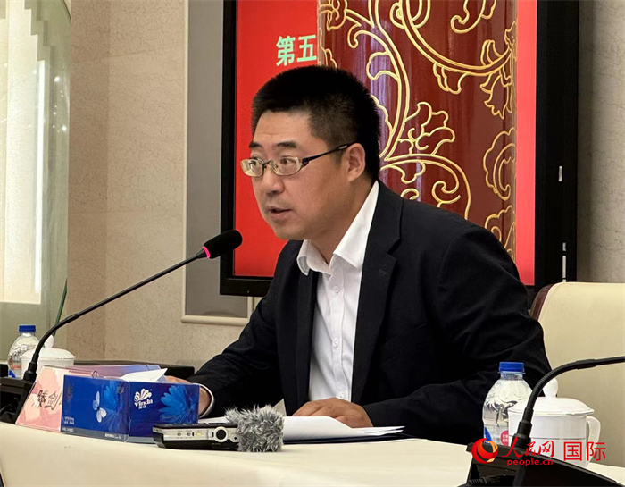 10月31日，歐美同學(xué)會副秘書長滕劍峰在第五屆中法文化論壇媒體吹風(fēng)會上講話。（人民網(wǎng) 謝瑩攝）