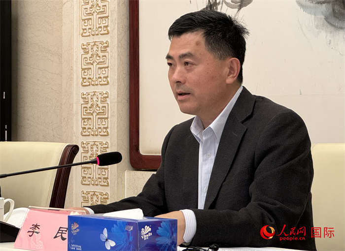 10月31日，歐美同學(xué)會秘書長李民在第五屆中法文化論壇媒體吹風(fēng)會上講話。（人民網(wǎng) 謝瑩攝）