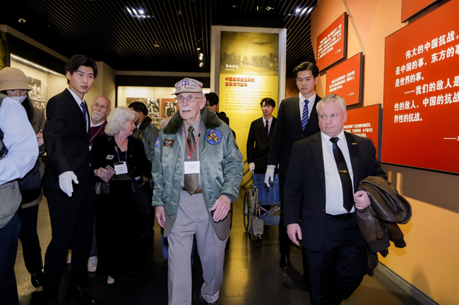 2023年10月30日，美國飛虎隊老兵梅爾·麥克馬倫一行參訪中國人民抗日戰(zhàn)爭紀念館。中國人民對外友好協(xié)會供圖
