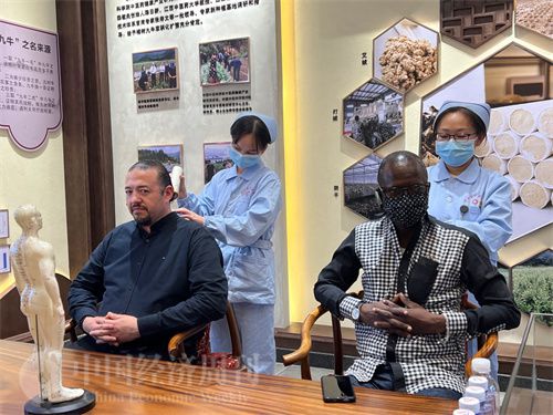  （外媒記者爭先恐后體驗艾灸，直呼神奇。中國經(jīng)濟周刊記者 郭志強 攝）