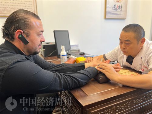   （外媒記者走進中醫(yī)堂，問診中醫(yī)名師。中國經(jīng)濟周刊記者 郭志強攝）