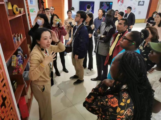 2023“一帶一路”媒體合作論壇聯(lián)合采訪團參觀仁和863科技園產(chǎn)品展示區(qū)。（本報記者 黃超攝）