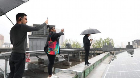   2023“一帶一路”媒體合作論壇聯(lián)合采訪團(tuán)參觀國家電投江西公司分宜電廠光伏矩陣。（本報記者 周歡攝）