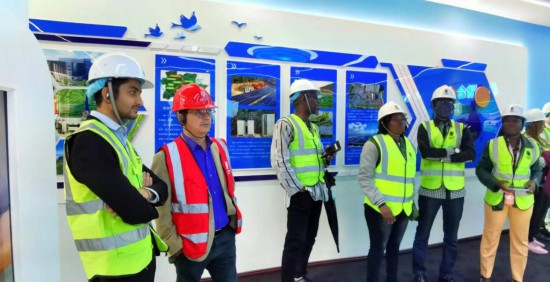   2023“一帶一路”媒體合作論壇聯(lián)合采訪團(tuán)走進(jìn)江西公司新余市綜合智慧零碳電廠展廳。（本報記者 周歡攝）