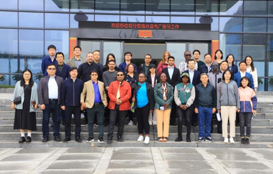   2023“一帶一路”媒體合作論壇聯(lián)合采訪團(tuán)參觀國家電投江西公司新余市綜合智慧零碳電廠。（受訪者供圖）