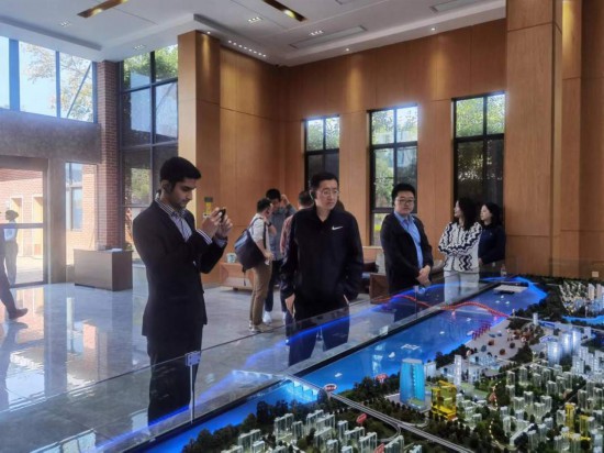 　　10月24日，2023“一帶一路”媒體合作論壇聯(lián)合采訪團(tuán)團(tuán)員在清水塘投資集團(tuán)招商服務(wù)中心參觀。本報(bào)記者 常雯宜攝