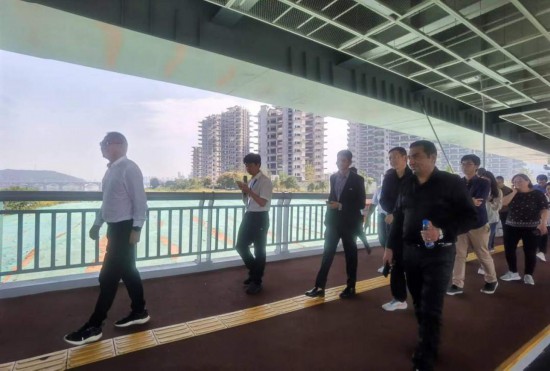 　　10月24日，2023“一帶一路”媒體合作論壇聯(lián)合采訪團(tuán)團(tuán)員走在清水塘大橋景觀通道上。本報(bào)記者 常雯宜攝