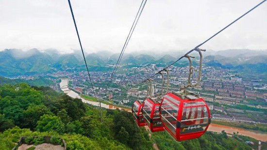 　　在纜車上俯瞰赤水河及茅臺(tái)鎮(zhèn)風(fēng)景。資料圖片